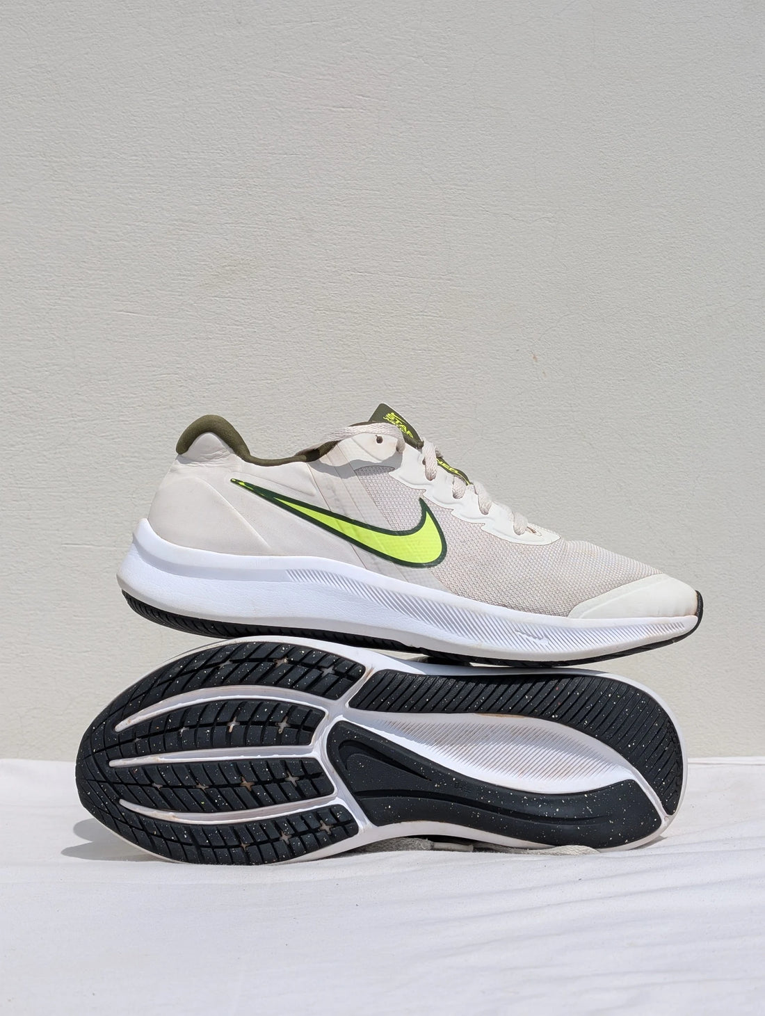 Nike Star Runner Running Shoes – White & Neon Green Sneakers
