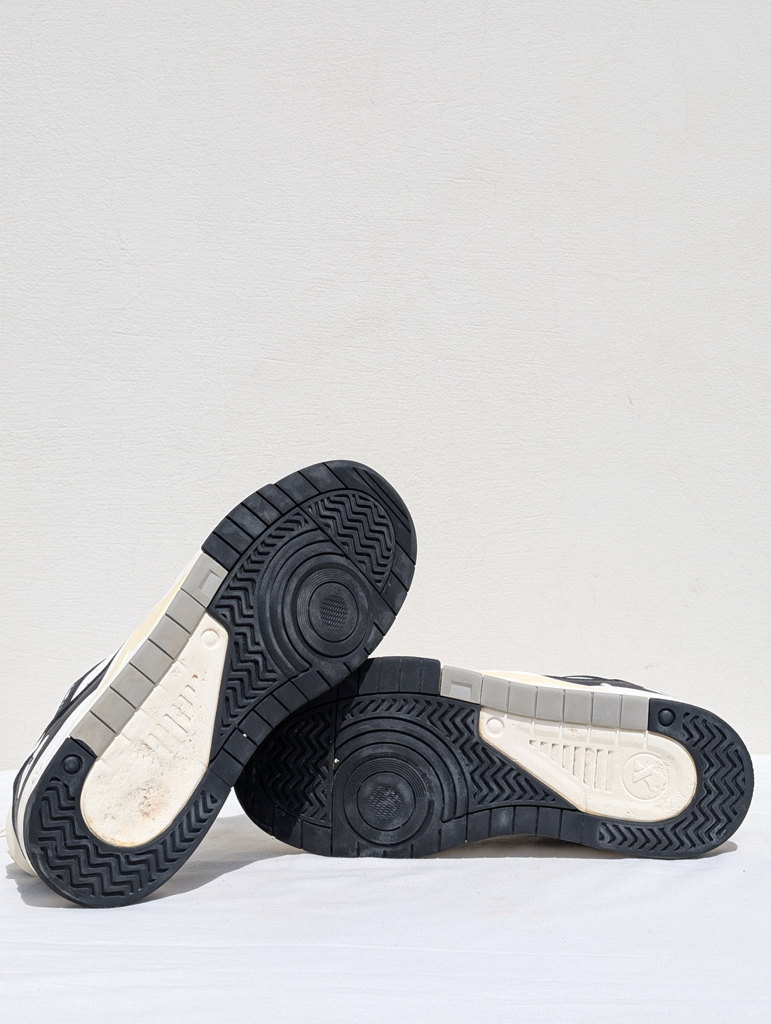 XTEP Sneakers – Black, White & Cream Retro Style