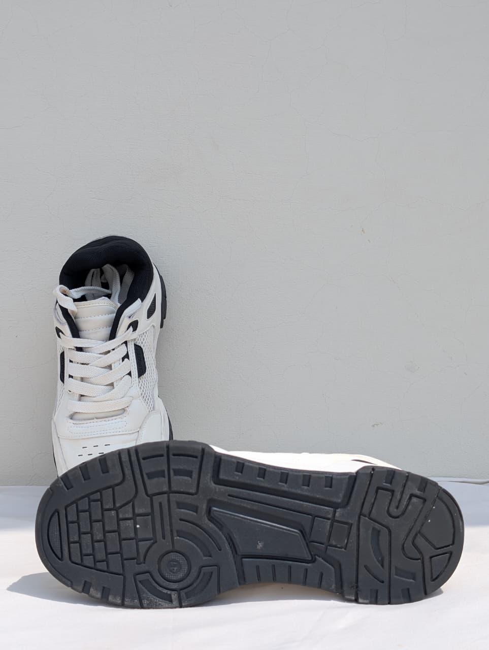 SANGSEEY White & Black Mesh Casual Sneakers